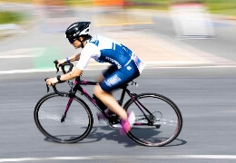 Triatlonosok versengése