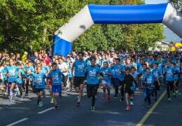 Hatezer ember összefogásban